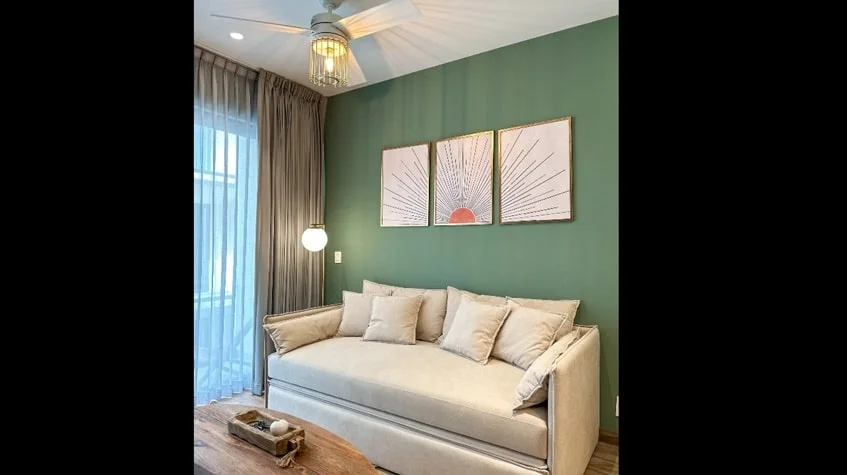 un sofa con un cuadro decorativo en sensai playa del carmen