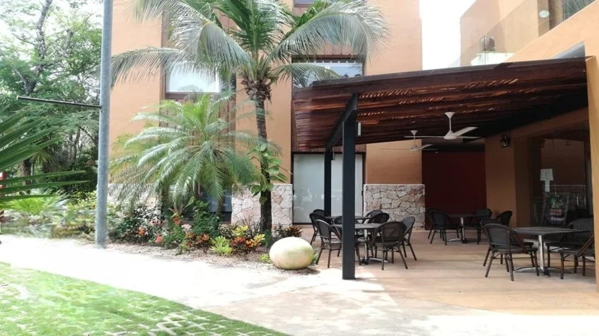 una terraza en plaza paseo playacar