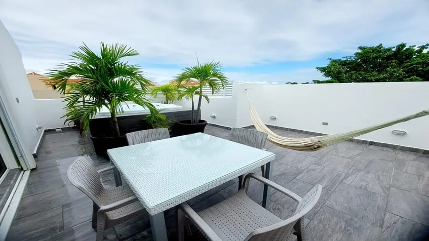 un comedor al aire libre y una hamaca en condominio bugambilias playa del carmen