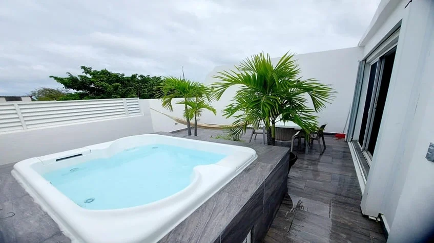 un jacuzzi con un comedor al aire libre en condominio bugambilias playa del carmen
