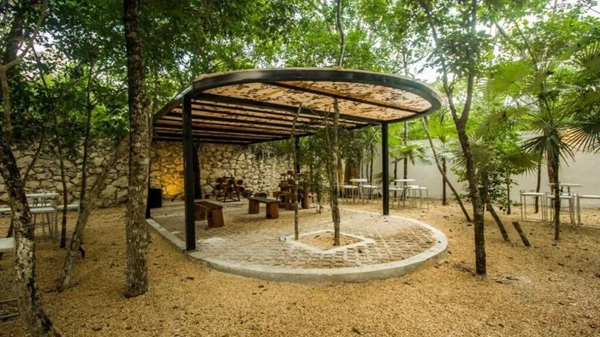 un area recreativa con un gimnasio en kantuun tulum
