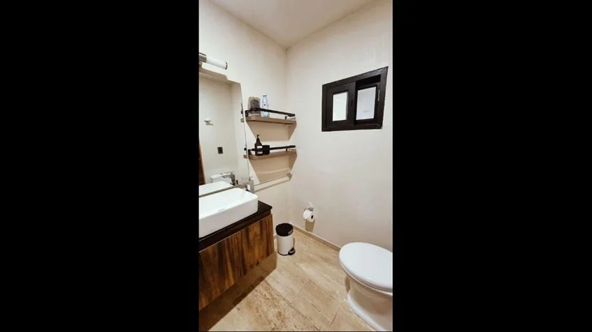 un baño con un espejo en kantuun tulum