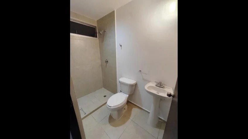 un baño completo con una ducha y un excusado en punta estrella playa del carmen
