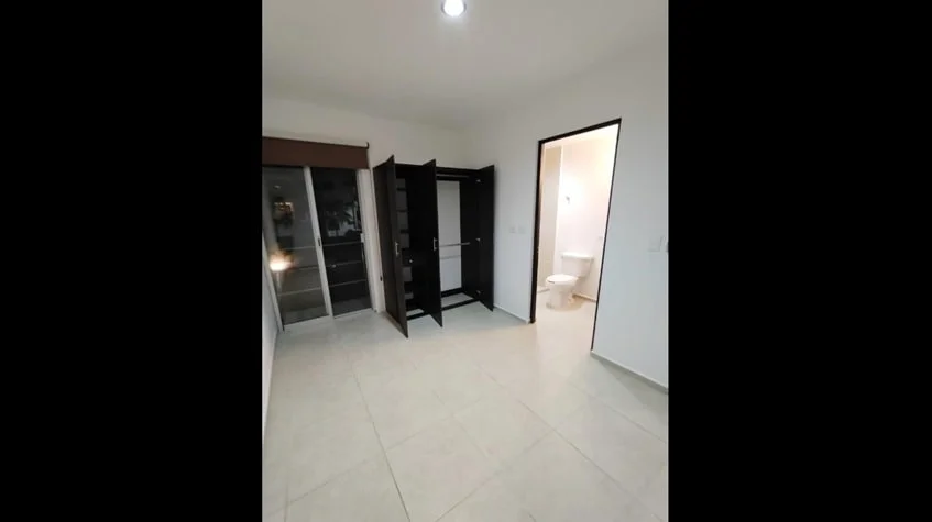 una recamara con closets en punta estrella playa del carmen