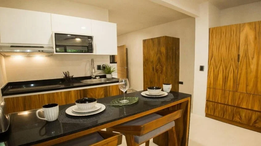 una cocina integral con un closet y una parrilla electrica en kantuun tulum