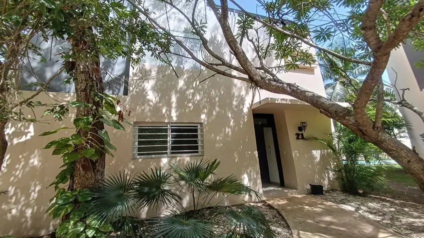 una fachada exterior de una casa con areas verdes alrededor en la escondida playa de carmen