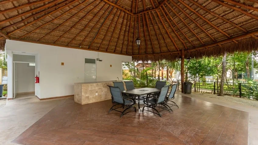 una palapa para eventos con baños en punta estrella playa del carmen