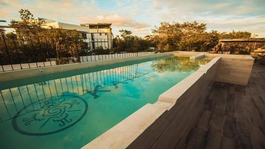 una piscina para residentes en kantuun tulum