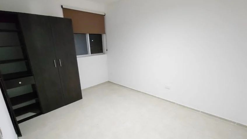 una recamara con un closet grande y una persiana en punta estrella playa del carmen