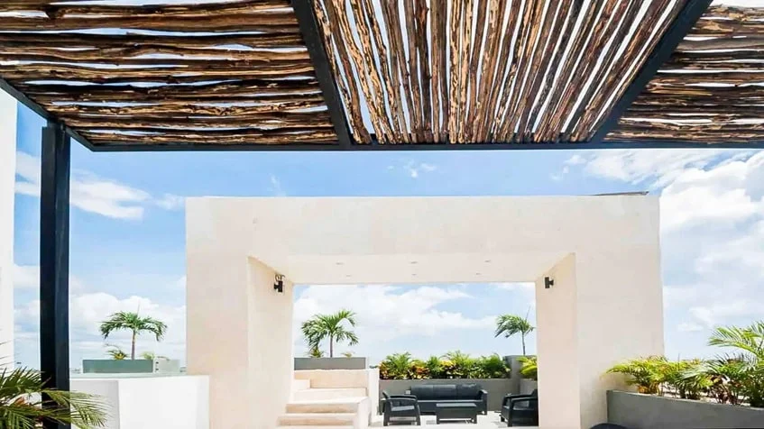 un rooftop con pergolado en zazil 20 playa del carmen