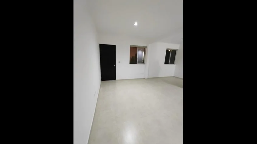 un area de sala con ventanas en punta estrella playa del carmen