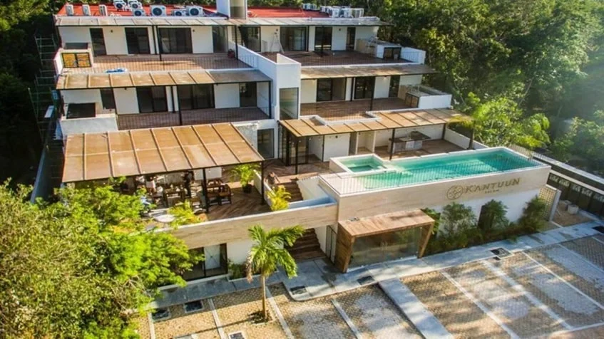 una vista aerea de un edificio de estudios y departamentos en venta en kantuun tulum