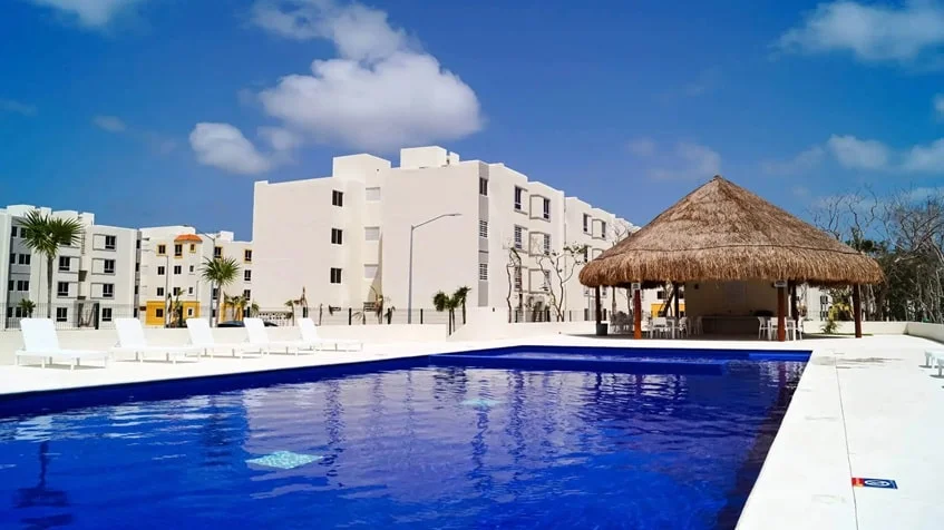 una alberca grande y una palapa para eventos en aldea tulum