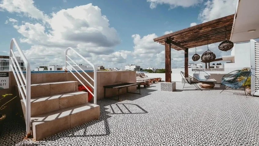 una terraza en casa mora suites playa del carmen