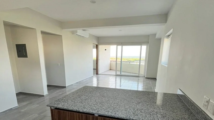 una cocina y un balcon con vista a la playa en cabo marino veracruz