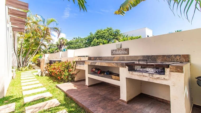 un area de asadores en condominio akab playacar
