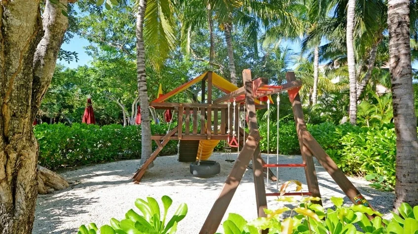 un area de juegos para niños en lorena ochoa residences playa del carmen