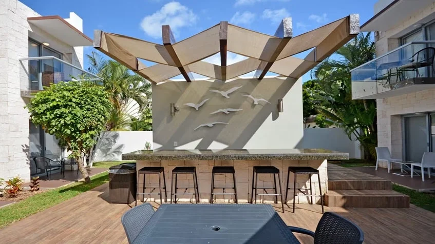 un area de terraza al aire libre en condominio akab playacar
