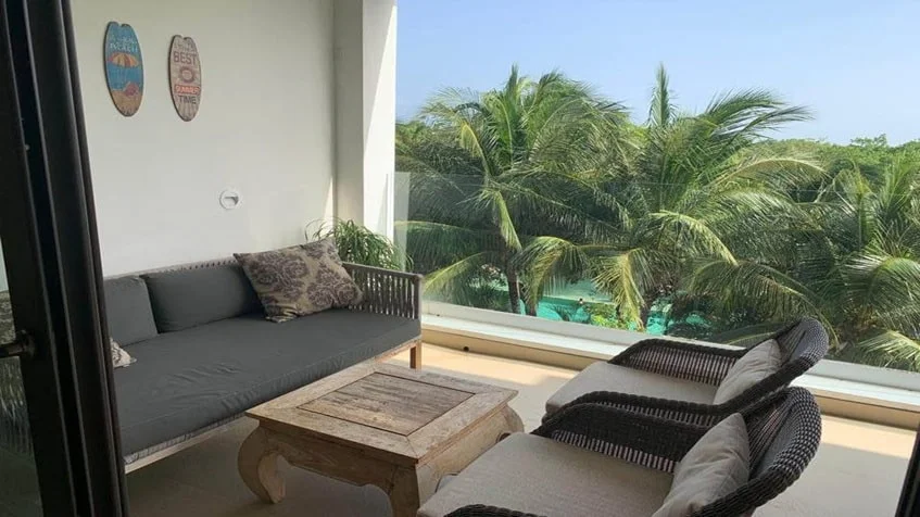 un balcon con vista a la alberca en lorena ochoa residences playa del carmen