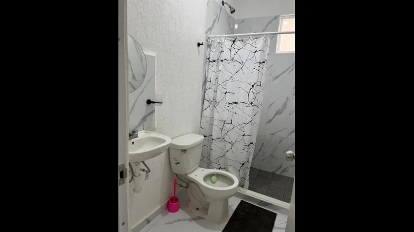 un baño con un lavamanos en aldea tulum