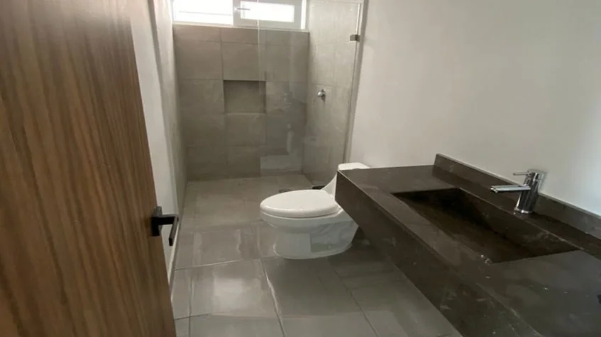 un baño con un lavamanos en Palms Residences Veracruz