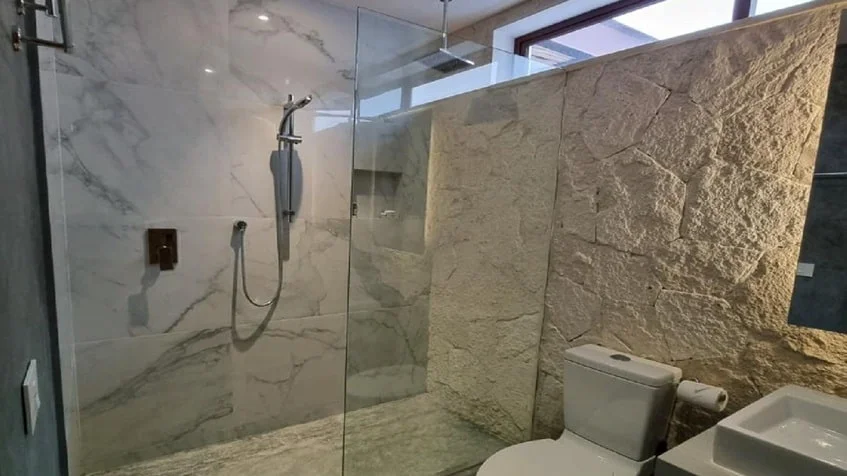 un baño con una ducha en verandas condos playa del carmen
