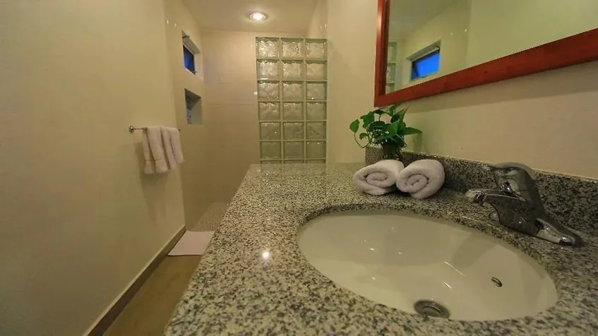 un baño con lavamanos en casa mora suites playa del carmen