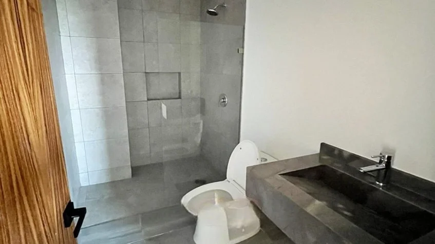 un baño con una ducha en cabo marino veracruz