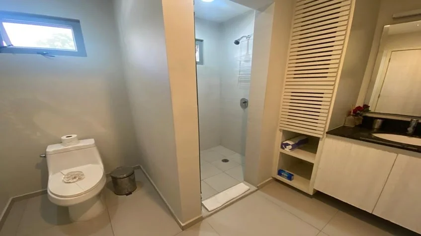 un baño con un lavamanos y una ducha en condominio akab playacar