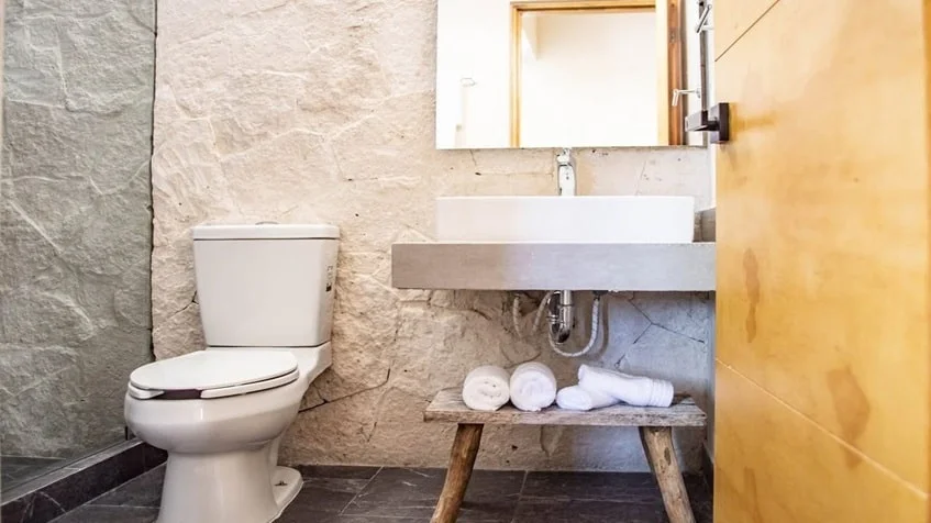 un baño completo con un lavamanos en verandas condos playa del carmen