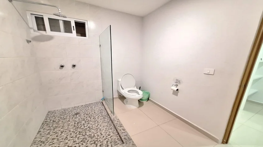 un baño completo con una ducha en yaakun condos playa del carmen