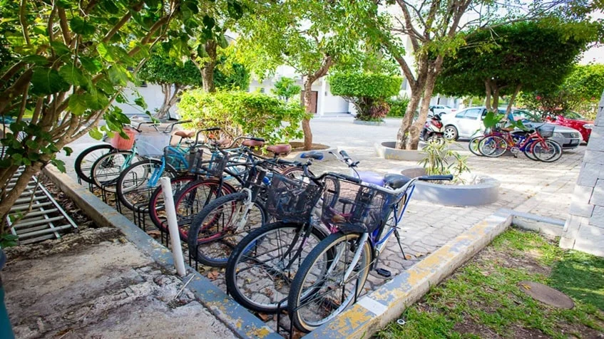 un estacionamiento para bicicletas en condominio akab playacar