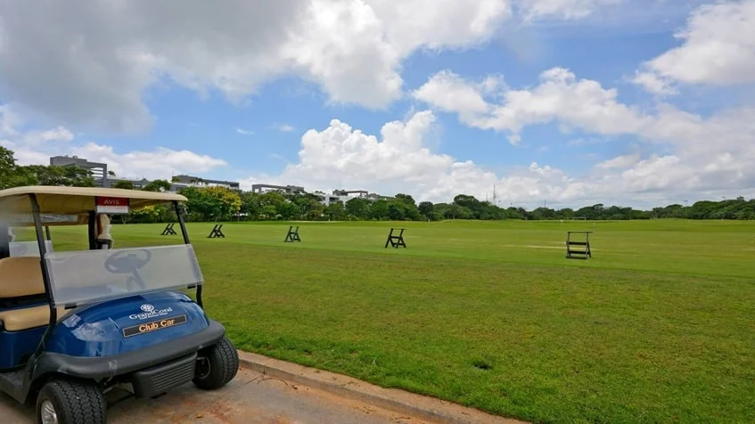 un campo de golf grande en lorena ochoa residences playa del carmen