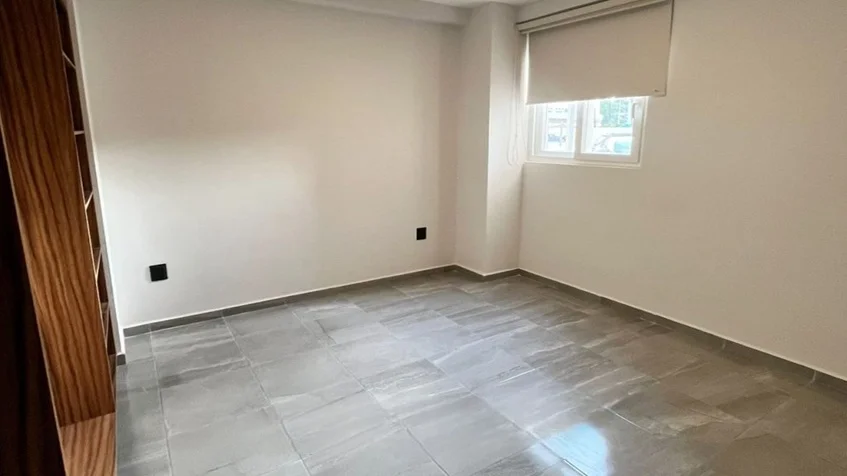 una recamara con una persiana y un closet grande en Palms Residences Veracruz
