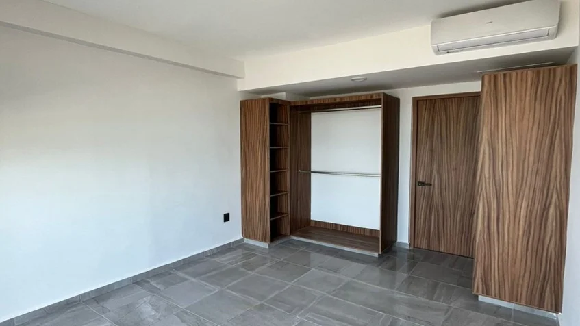 una recamara con un aire acondicionado en Palms Residences Veracruz
