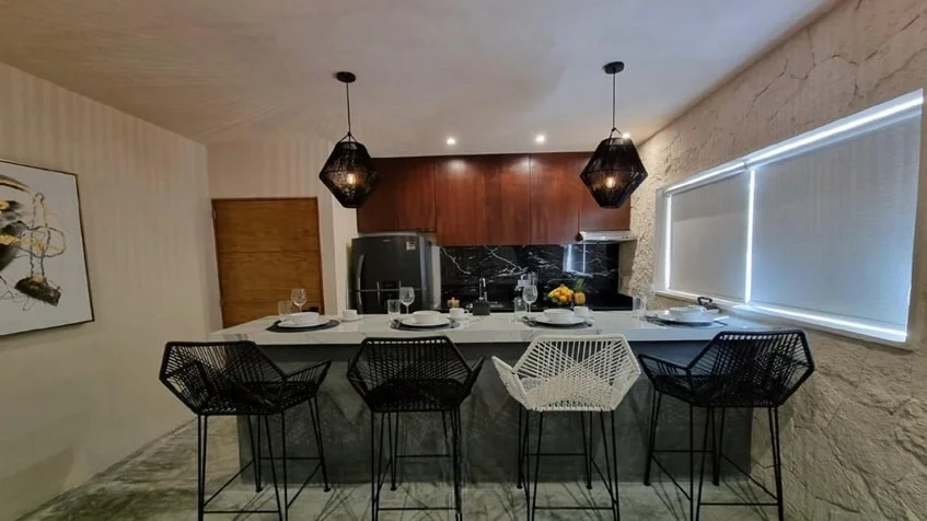 una cocina con una barra desayunadora en verandas condos playa del carmen