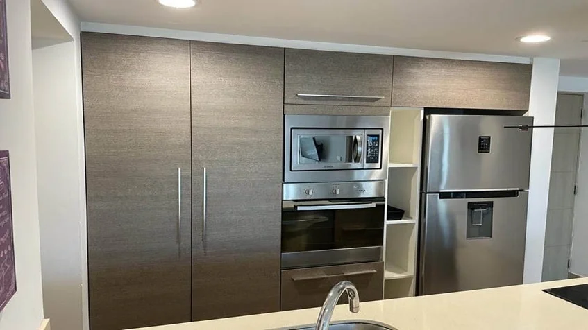 una cocina con un horno y un refrigerador en lorena ochoa residences playa del carmen