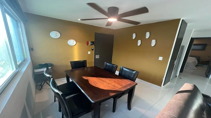un comedor de madera con un ventilador en condominio anemonas playacar