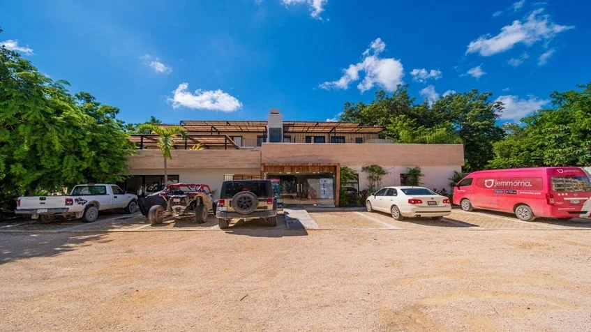 una fachada de un estacionamiento y una entrada principal en Kantuun Tulum