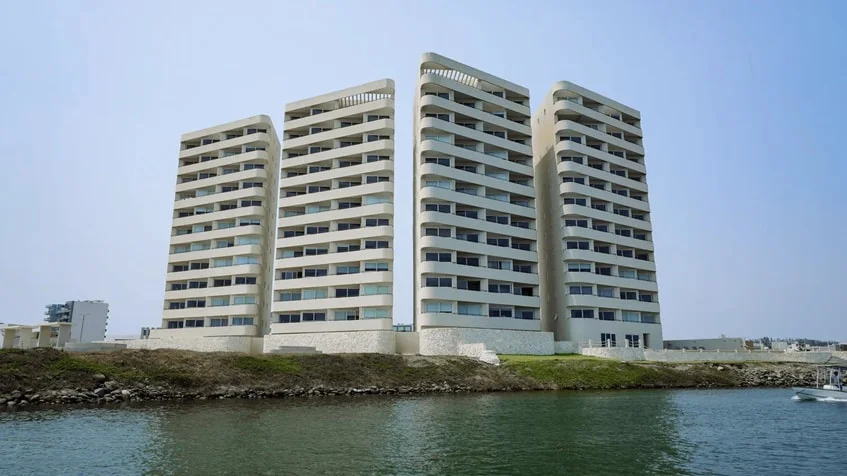 una fachada exterior de un edificio de departamentos frente al mar en cabo marino veracruz