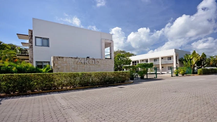 una fachada exterior de un edificio en condominio akab playacar