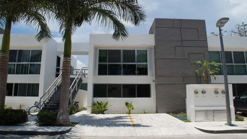 una fachada en condominio anemonas playacar