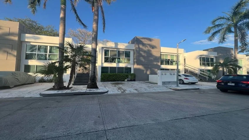 una fachada de un edificio con departamentos