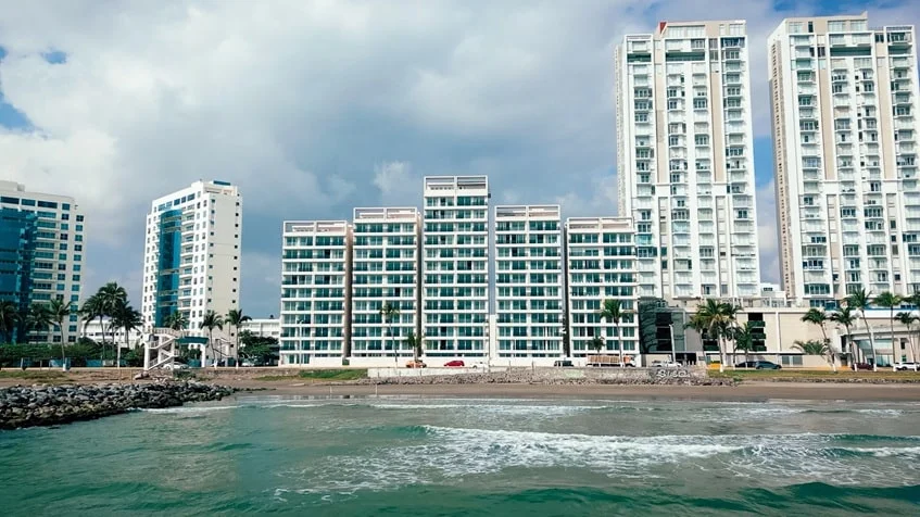 una fachada de un edificio con departamentos de lujo en Palms Residences Veracruz