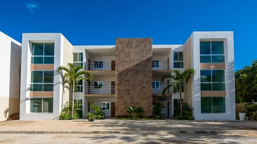 una fachada exterior de un edificio en ocean blue playa del carmen