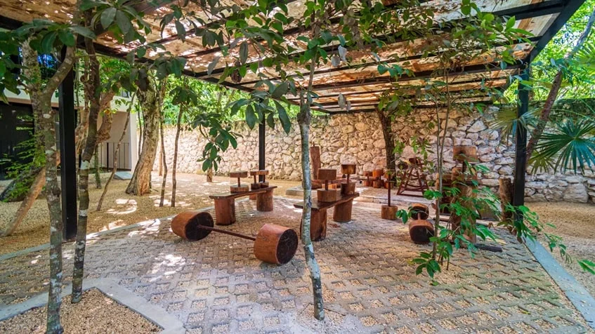 un jungle gym al aire libre en Kantuun Tulum