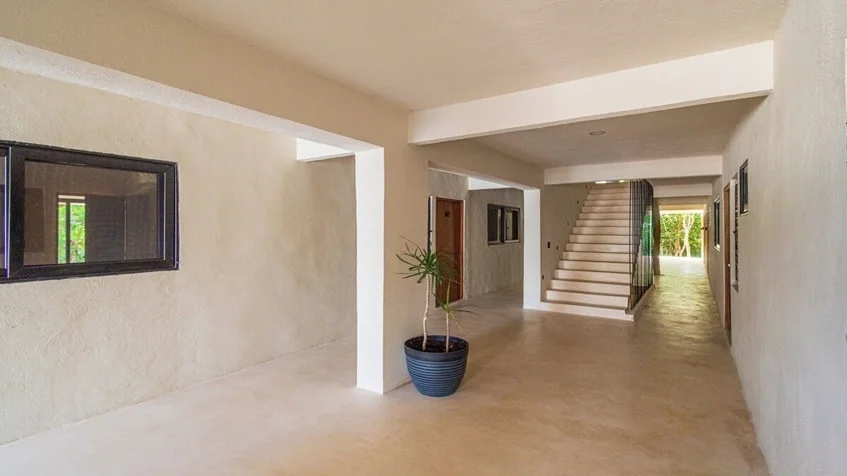 un pasillo con unas escaleras en Kantuun Tulum