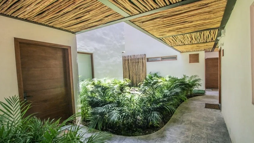 un area verde con departamentos al lado en verandas condos playa del carmen
