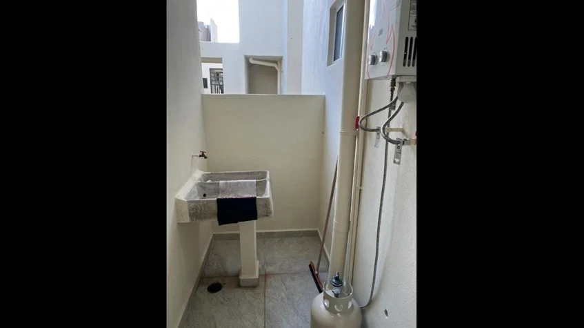 un patio privado con un calentador y un lavadero de piedra en aldea tulum