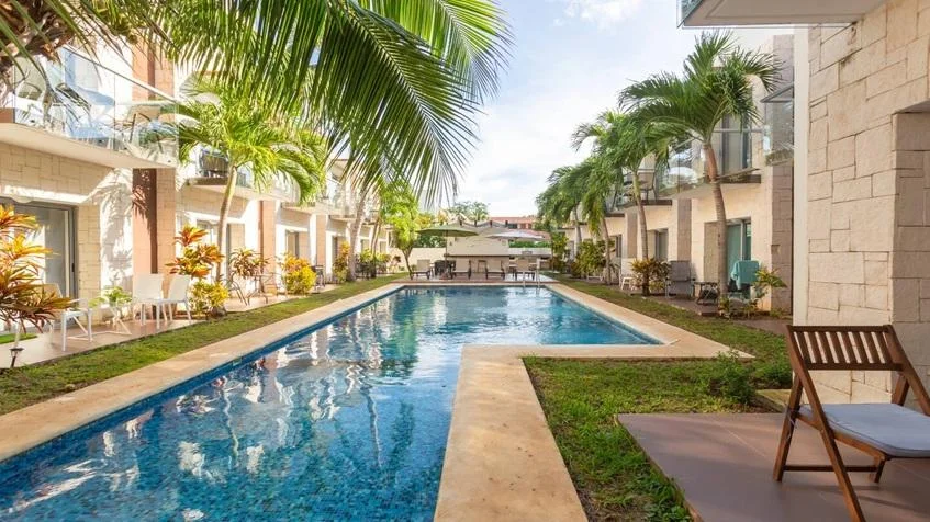 una alberca comun para residentes en condominio akab playacar